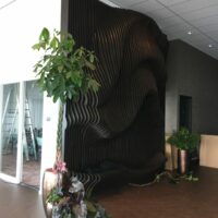 Interieurontwerp met 3d gefreesde wand in de skylounge van FloriWorld